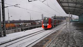 Электропоезд ЭС2Г прибывает на станцию МЦК Лужники.