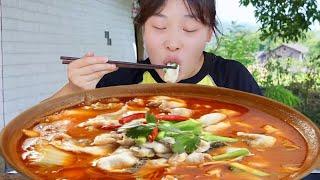 I like to watch Qiu Mei cook fish to eat. The technique is clean and neat. The eating method is vig