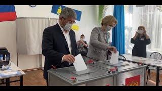Алексей Цыденов вместе с женой проголосовали на выборах Главы Бурятии