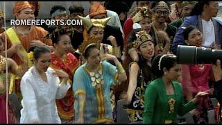 Paduan suara Indonesia bernyanyi dan menari di Lapangan Santo Petrus