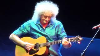 Brian May is playing Dust in the Wind Kansas song