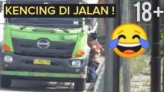  Sopir truk kencing di jalan