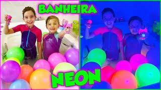 Diversão na super banheira NEON  Jéssica Godar e Laurinha e Helena e Gabriel