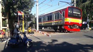 Palang Kereta Baru  Perlintasan Kereta Api KRL No 58A Bukit Bintaro Permai Jakarta Selatan