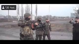 Binh sĩ Nga bắn chỉ thiên vào người dân Ukraine.