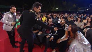 Ranveer Singh Alia Bhatt Vaani Kapoor ke saath masti   The 21st ITA Awards  Part 5