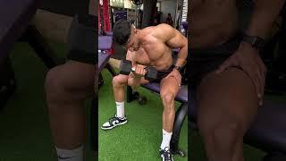 Entrena todo tu biceps con mancuernas #shorts #gym