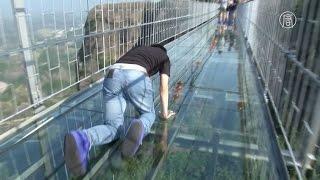 Самый длинный стеклянный мост в мире открылся в Китае новости