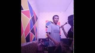 fokus yg lagi mojok..  duet mesra di room karaoke