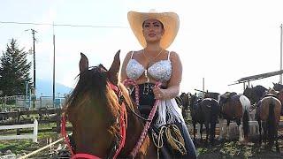 THE MOST BEAUTIFUL WOMEN RIDING IN SALENTO #latina #colombia  #horseriding  #beautifulwomen #cowgirl