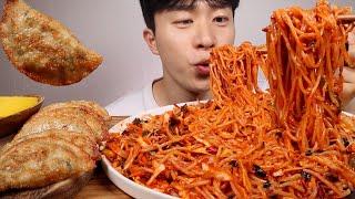 새콤매콤 쫄면에 고기군만두 맛있습니다    ASMR MUKBANG SPICY NOODLES FRIED DUMPLING EATING SHOW