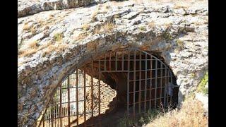 Tarihi mağara defineciler tarafından tahrip edildi