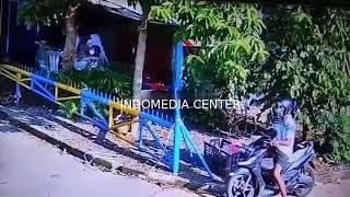 Seorang Pria Terekam Kamera CCTV Sedang Melakukan Masturbasi Di Atas Sepeda Motornya
