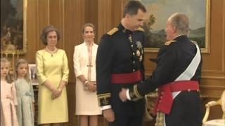 Spains new king Felipe VI receives the royal sash