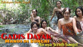 Gadis Dayak Mandi di sungai yang jernih di tengah hutan