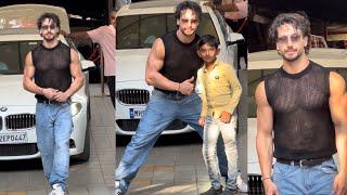 Kids Favourite Tiger Shroff Sweed Gesture With Little Fan How Sweetly He Taking Photo With Kid