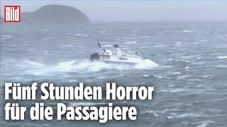 Fähre gerät bei der Überfahrt in schwere See  Ponza Italien