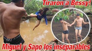 Los bichos se divirtieron bañando en la presa y aventaron a Bessy al agua.