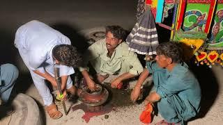 HINO Truck Wheel Hub Breaks Down on The Middle of The Road