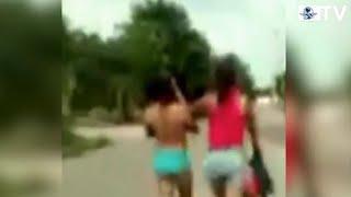 Obliga a caminar desnuda por la calle a adolescente