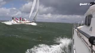 Raues Wetter Motorboot gegen Segelyacht bei Sturm