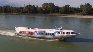 romantischer Drohnenflug über der Donau beim Hafen Albern
