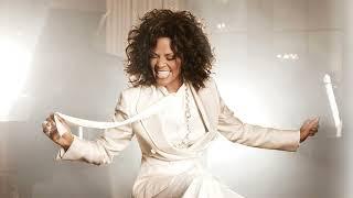 Whitney Houston- The Greatest Love of All Vocals only Leipzig 2010