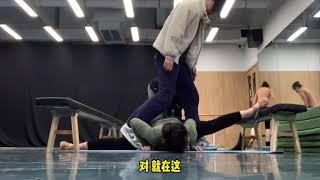 強制開脚ストレッチで泣かされるバレリーナBallerina who is made to cry by forced open leg stretch