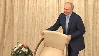 Владимир Путин сократил дистанцию и передвинул стул поближе к детям