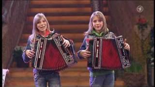 Die Twinnies - Bayernmädels - 2 Girls playing steirische harmonika on rollerskates 