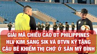 Giải mã chiều cao ĐT Philippines HLV Kim Sang Sik và Đội tuyển Việt Nam tri ân CĐV khiếm thị