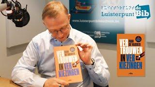 Ivan De Vadder leest Vertrouwen in verkiezingen in voor Luisterpuntbibliotheek