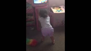 Little sis twerking to pop that