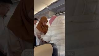 Pramugari Berhijab super air jet bantu Penumpang Sakit