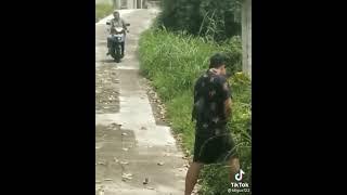 kencing di jalan di liatin emak emak 