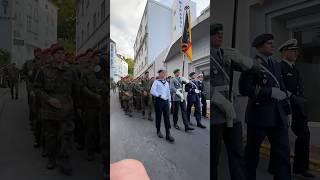 Die Bundeswehr marschiert durch Lourdes 2024  #wachbataillon #militär #soldaten #marsch #garde