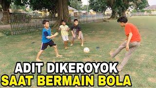 Adit Dikepung 3 Orang Saat Main Bola