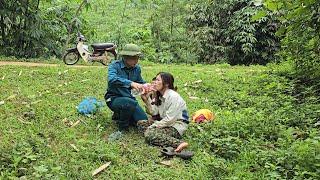 single mother in trouble a kind policeman helped her - Ly Tieu Mai