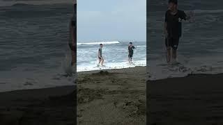 latihan lari di pinggir pantai