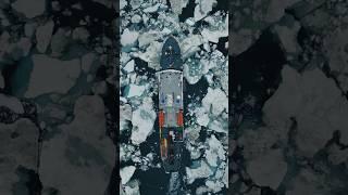 Корабль попал в арктические льды