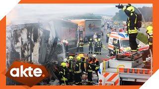 Horror-Crash auf der A9 - gibt es noch Hoffnung für den LKW Fahrer?  Akte  SAT.1