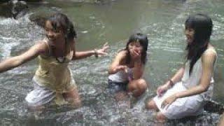 Keseruan Mandi bareng teman di sungai