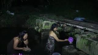 Prank pocong gangguin mama muda seksi mandi malam  ghost prank 