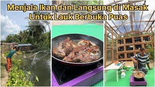 Menjala ikan di kolam dan langsung di masak untuk jadi lauk berbuka puasa