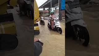 DETIK DETIK MAU NABRAK TRUK KETIKA LAGI MENERJANG BANJIR