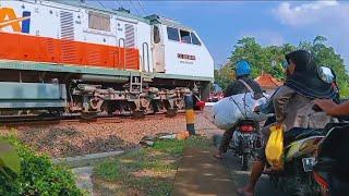 kereta api Indonesia palang pintu karang tengah