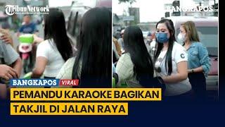 Pemandu Karaoke Bagikan Takjil di Jalan Raya