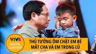 Thủ tướng xúc động ôm chặt cậu bé 8 tuổi mất cha và em trong bão lũ  VTV4