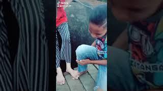 kasian amat kaki di injak cewek