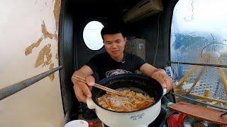 The tower crane driver cooks snail noodles which is smelly and can not help but want to eat